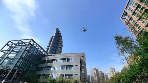 迅蟻無(wú)人機(jī)由省血液中心飛抵浙大二院